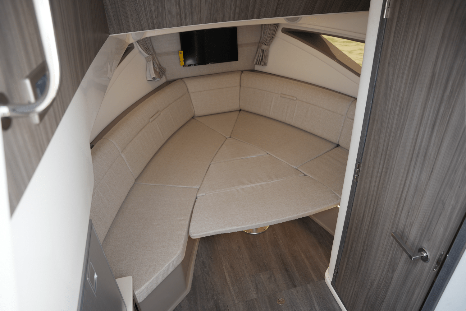 Slide: The Image of Sea Ray 320 SUNDANCER 2023 - 38