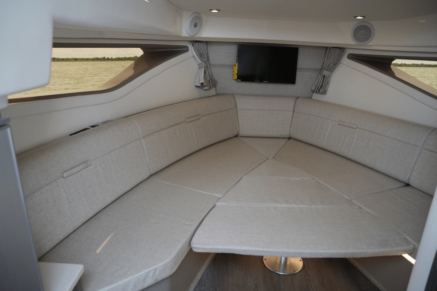 Slide: The Image of Sea Ray 320 SUNDANCER 2023 - 39