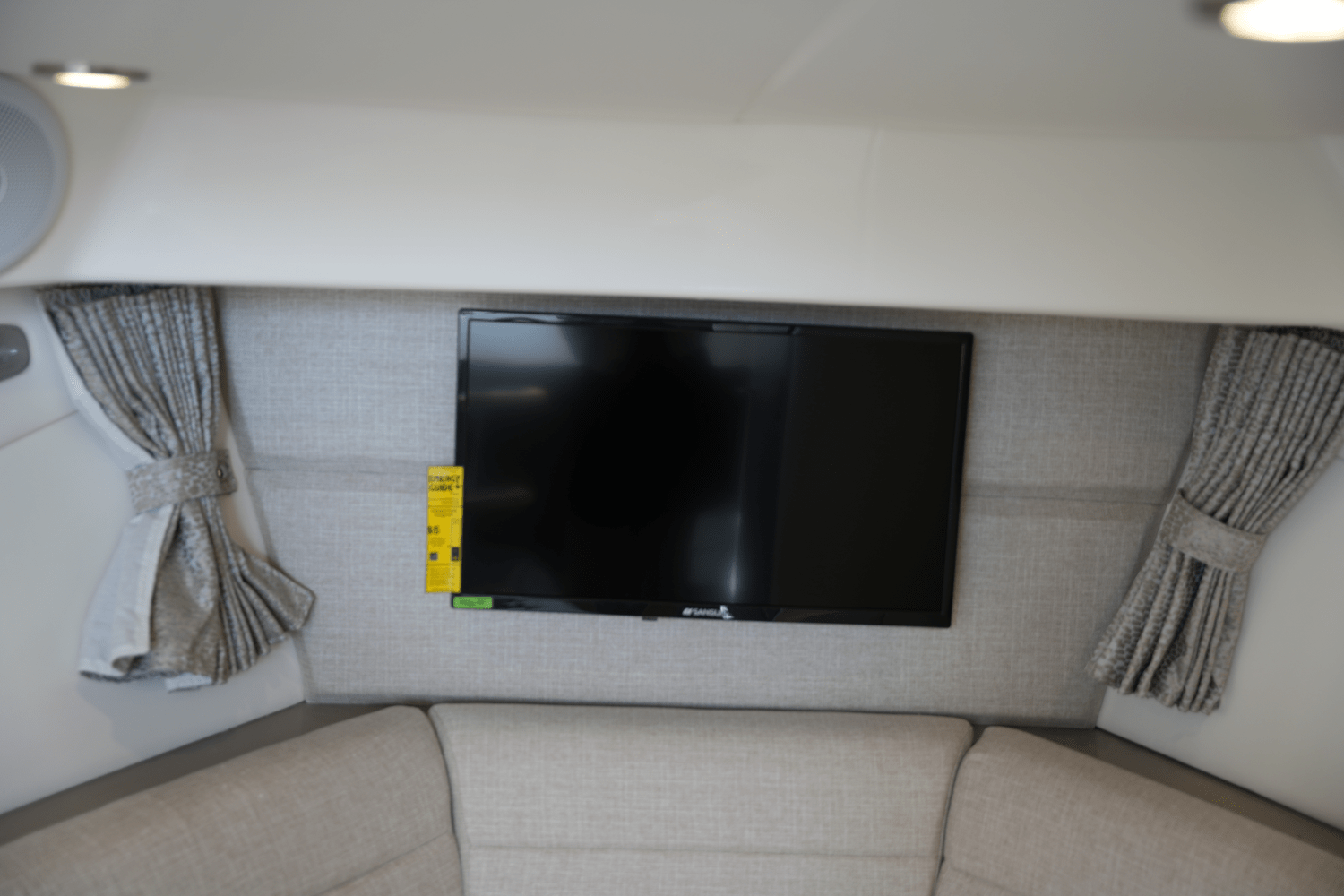 Slide: The Image of Sea Ray 320 SUNDANCER 2023 - 40