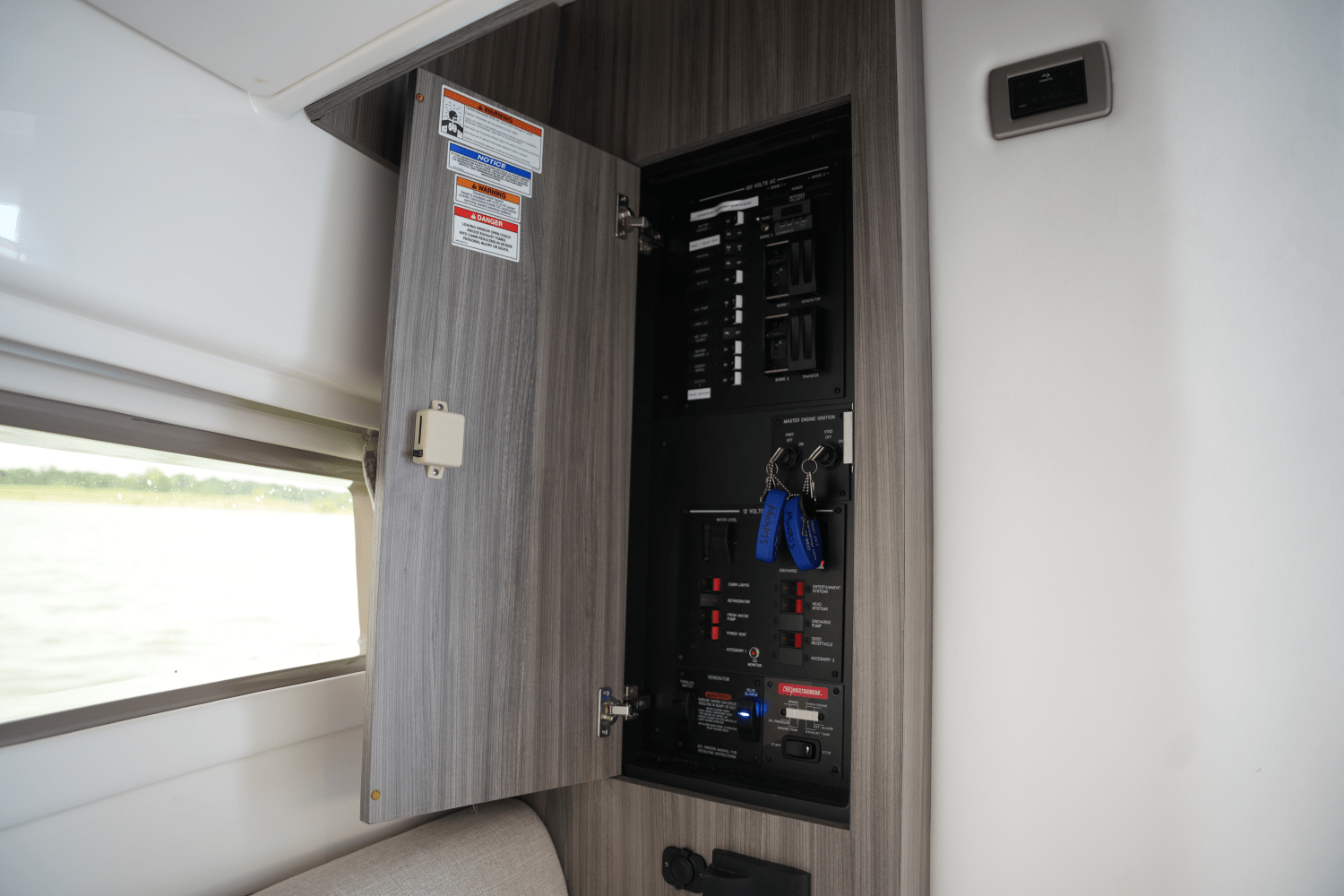 Slide: The Image of Sea Ray 320 SUNDANCER 2023 - 41