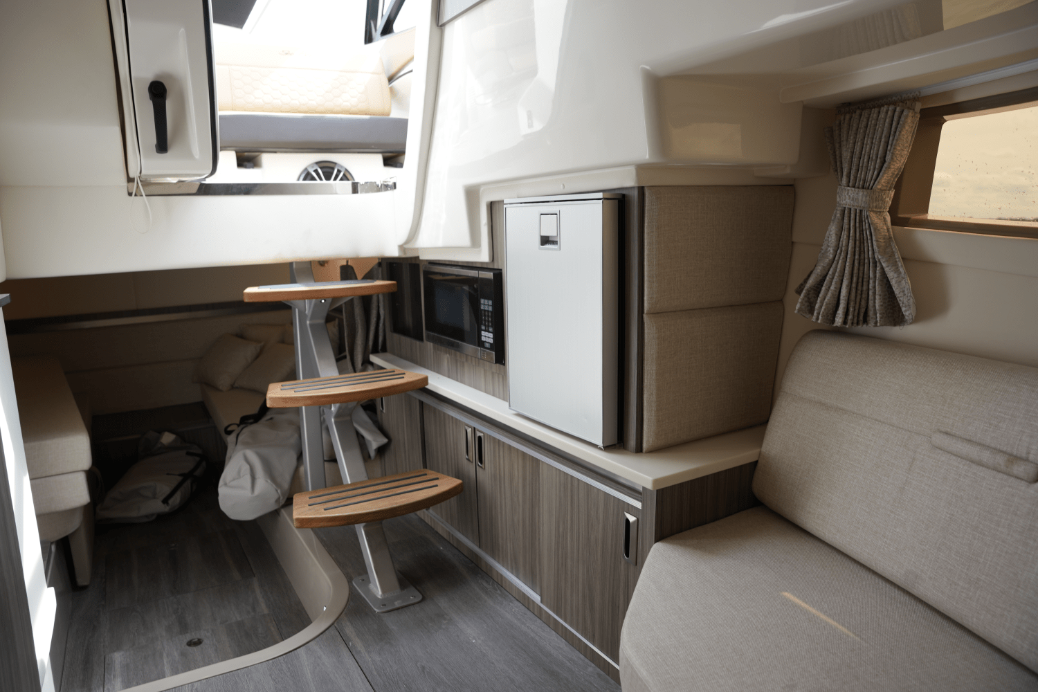 Slide: The Image of Sea Ray 320 SUNDANCER 2023 - 42