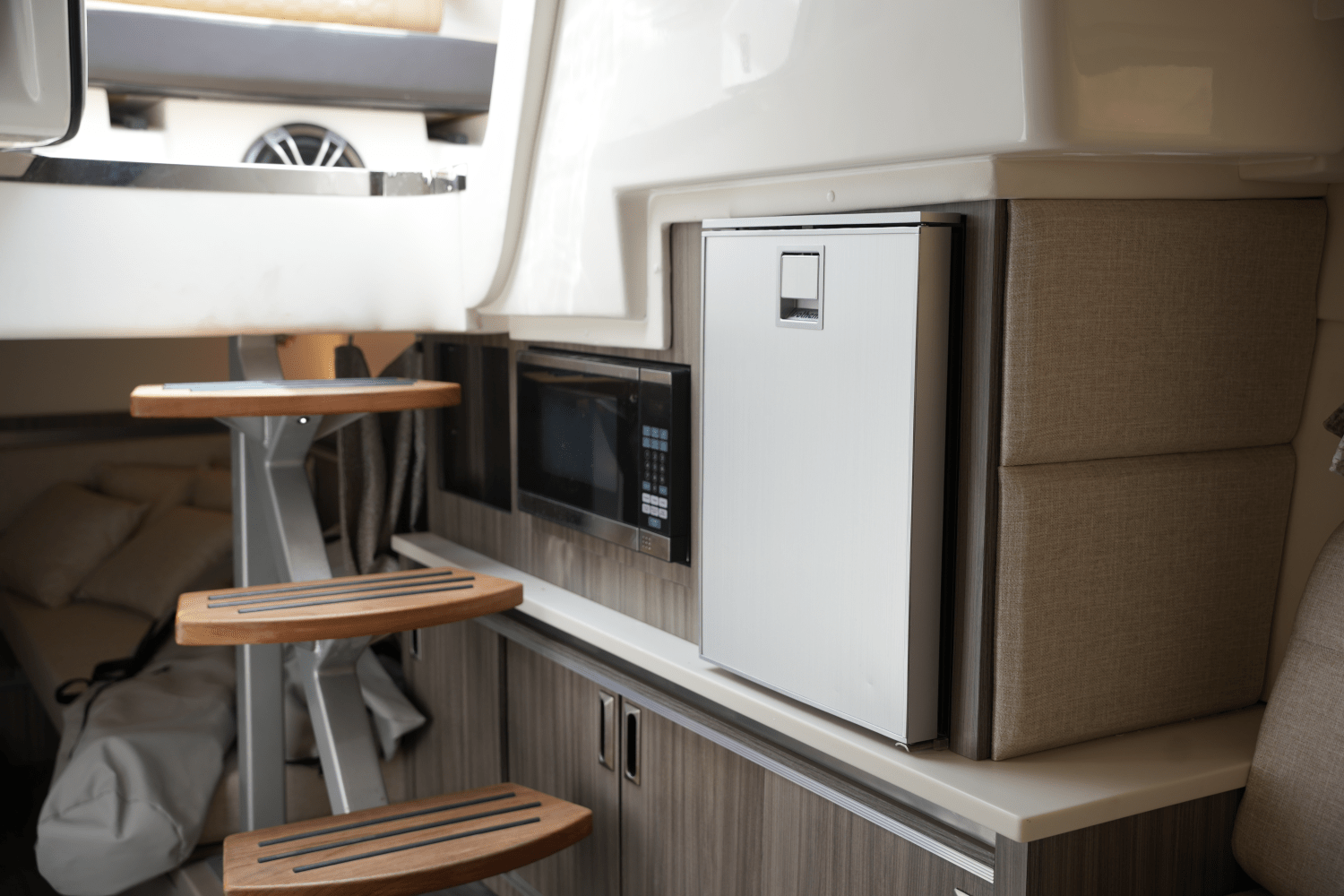 Slide: The Image of Sea Ray 320 SUNDANCER 2023 - 43