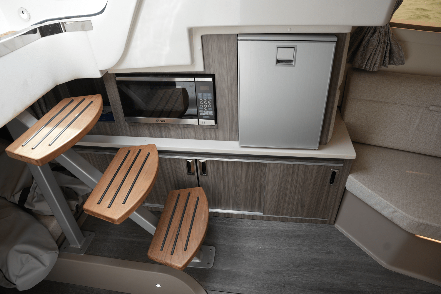 Slide: The Image of Sea Ray 320 SUNDANCER 2023 - 44