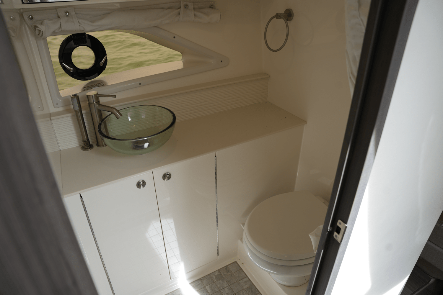 Slide: The Image of Sea Ray 320 SUNDANCER 2023 - 45