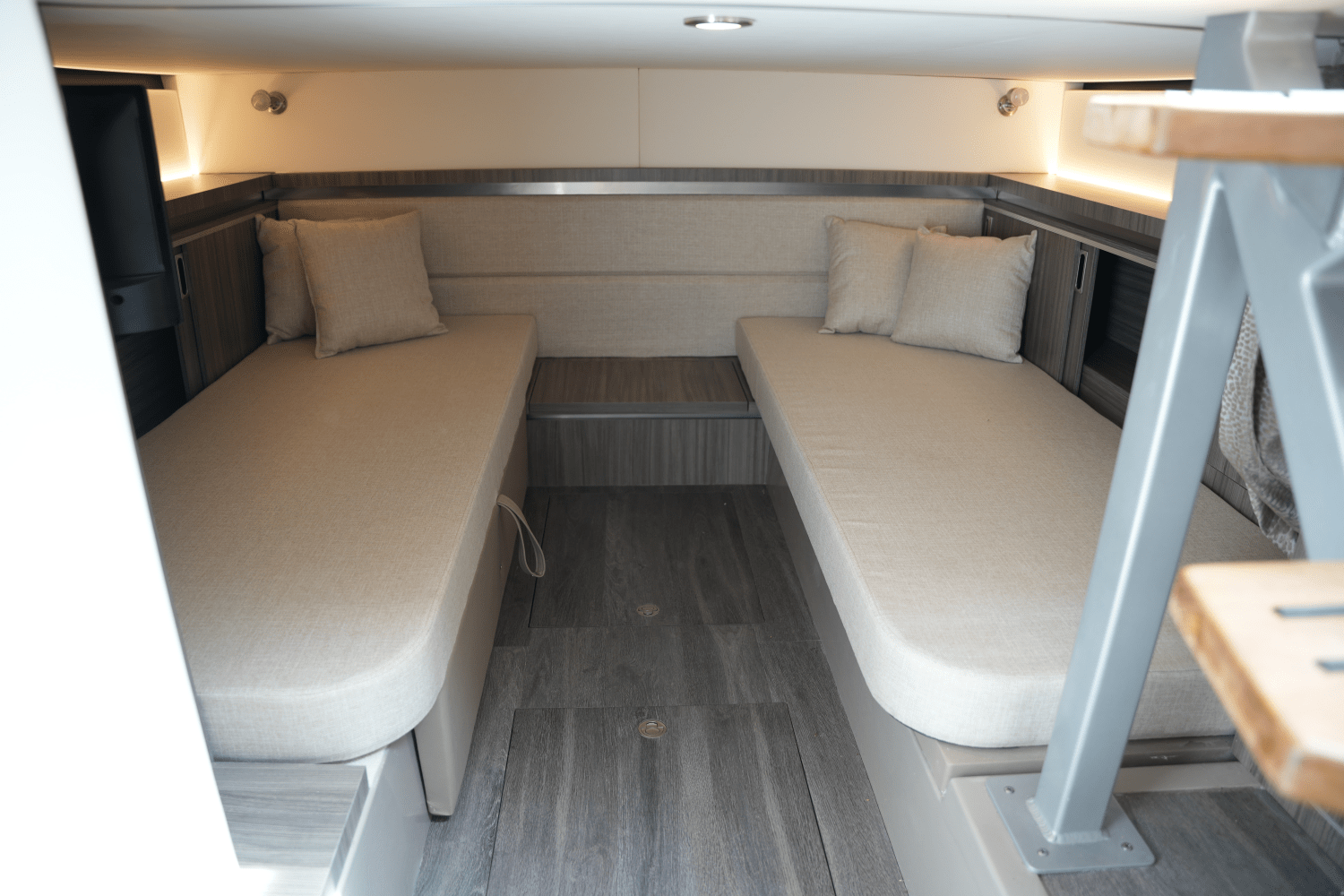 Slide: The Image of Sea Ray 320 SUNDANCER 2023 - 47