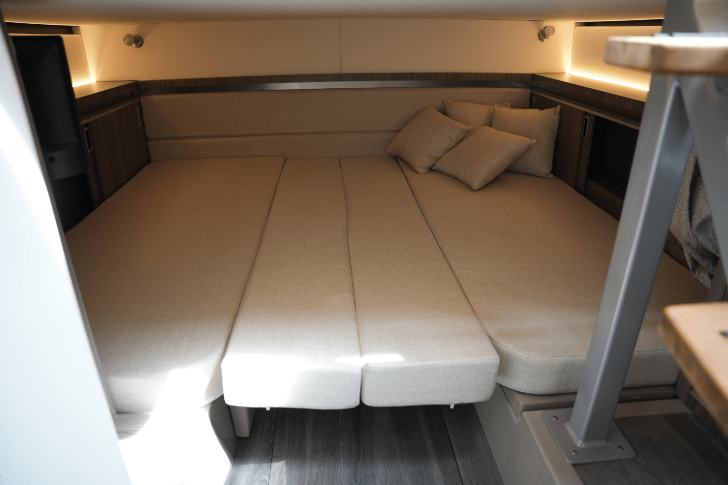 Slide: The Image of Sea Ray 320 SUNDANCER 2023 - 48