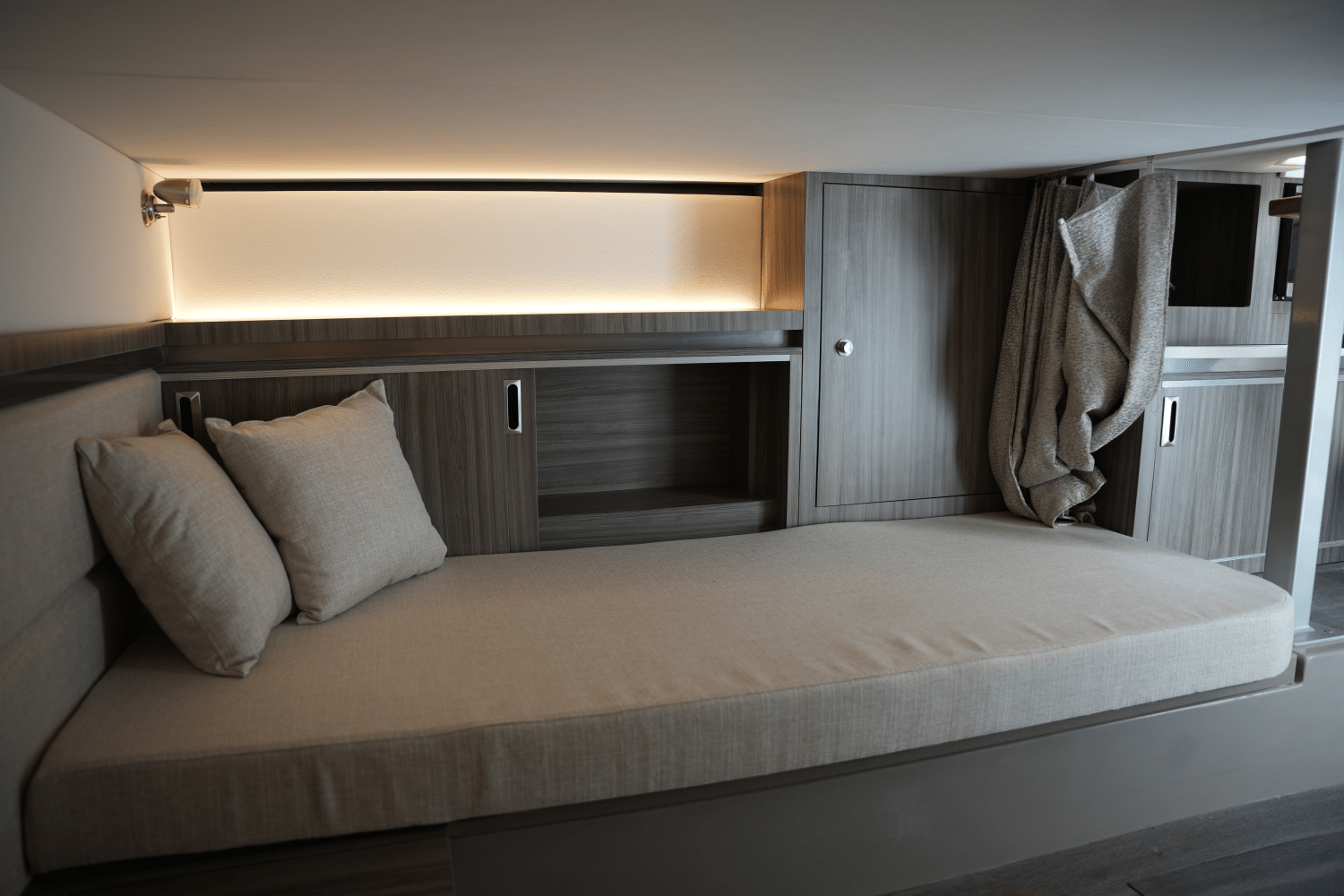 Slide: The Image of Sea Ray 320 SUNDANCER 2023 - 49