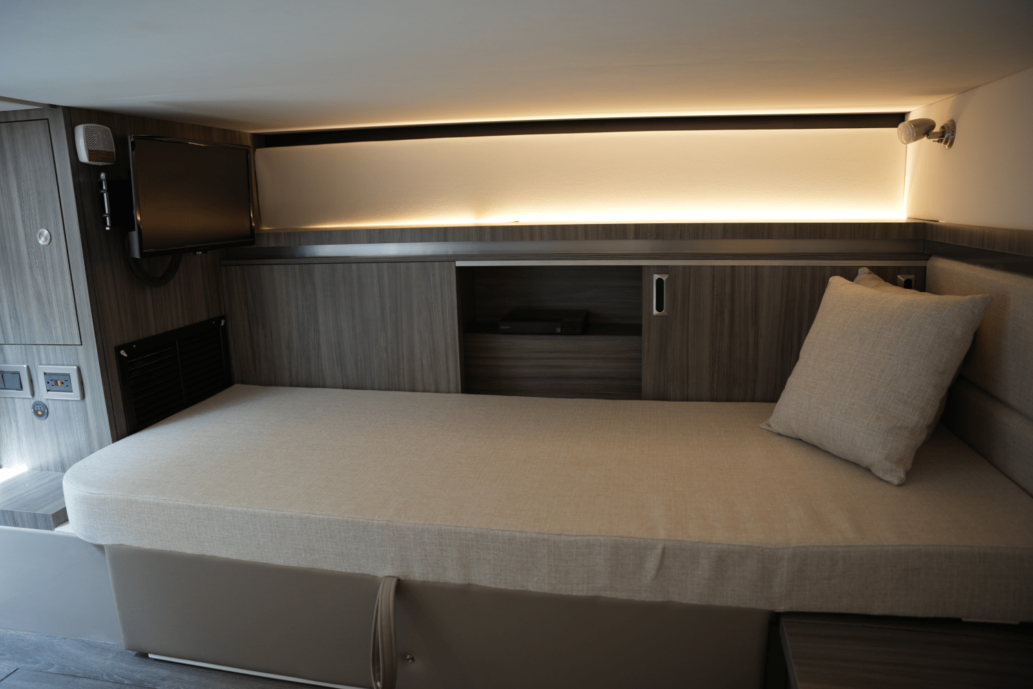 Slide: The Image of Sea Ray 320 SUNDANCER 2023 - 50