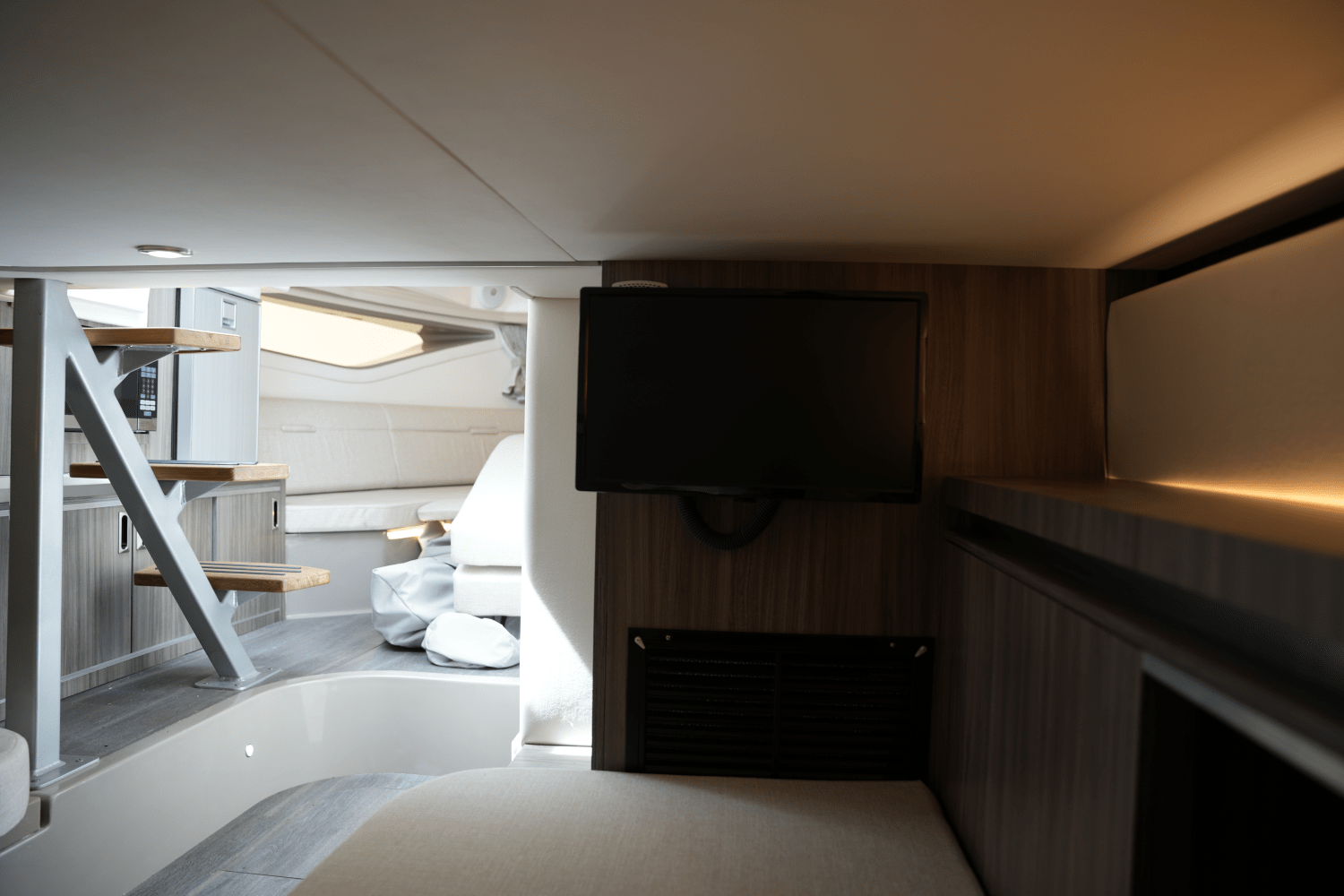 Slide: The Image of Sea Ray 320 SUNDANCER 2023 - 51