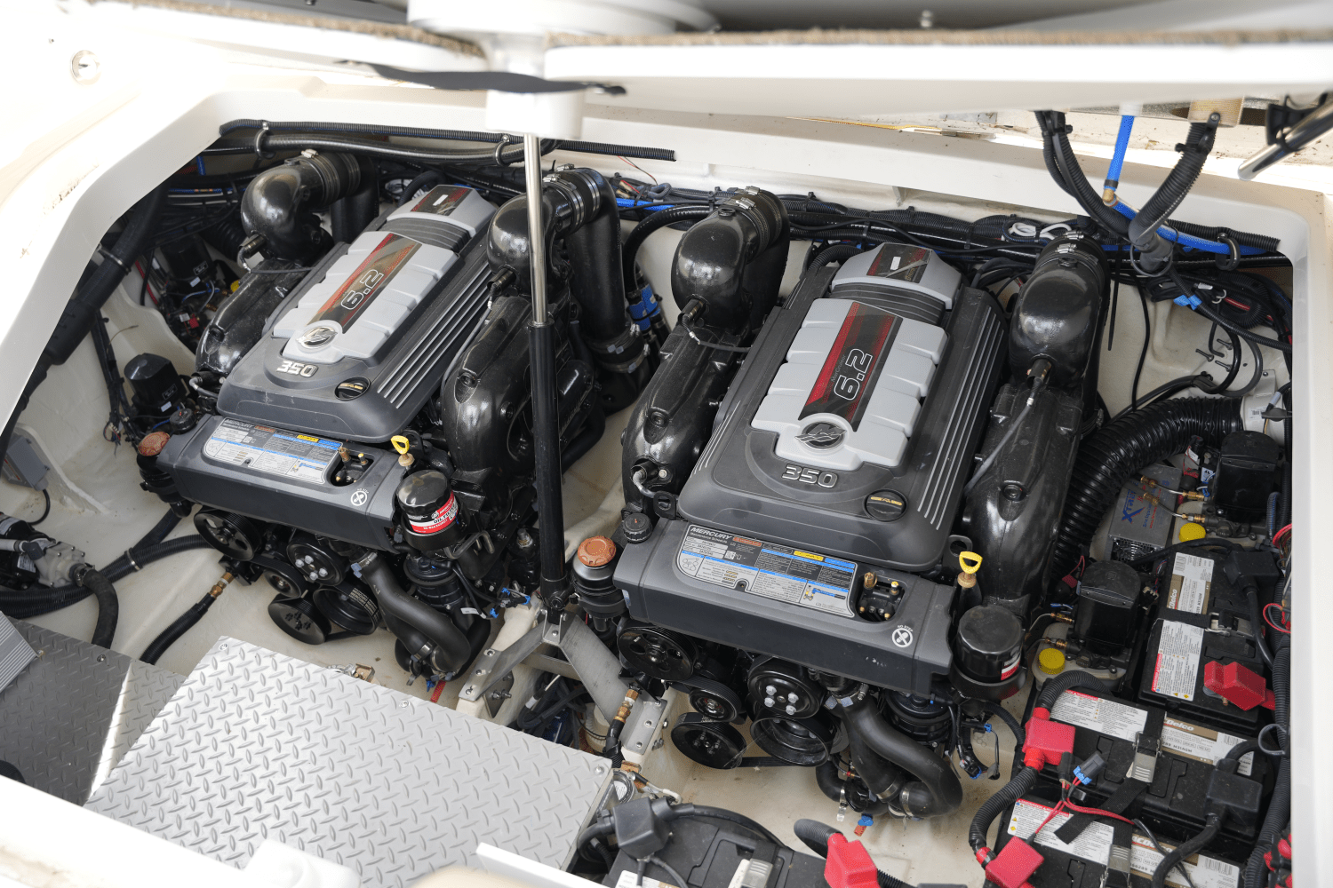 Slide: The Image of Sea Ray 320 SUNDANCER 2023 - 55