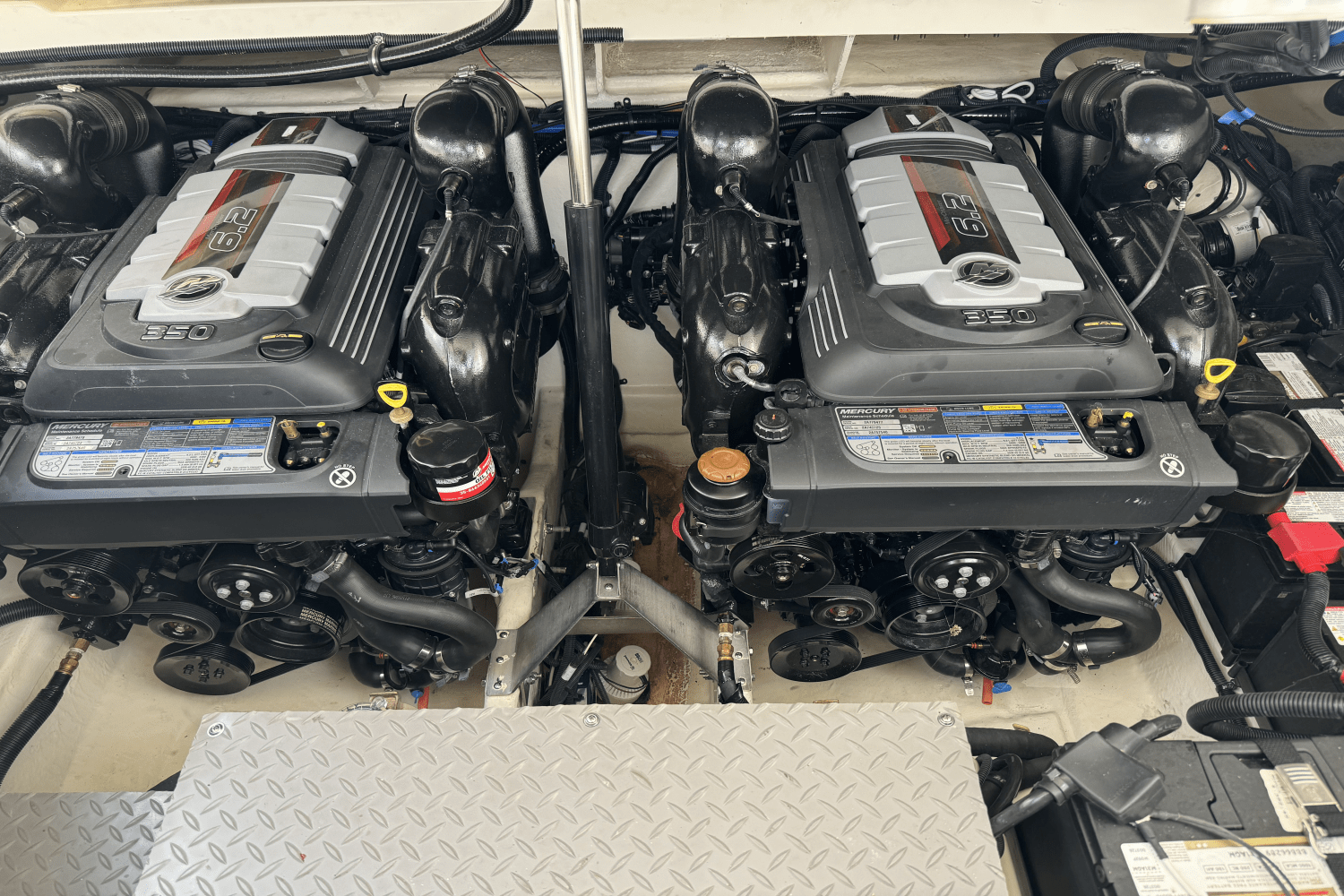 Slide: The Image of Sea Ray 320 SUNDANCER 2023 - 56