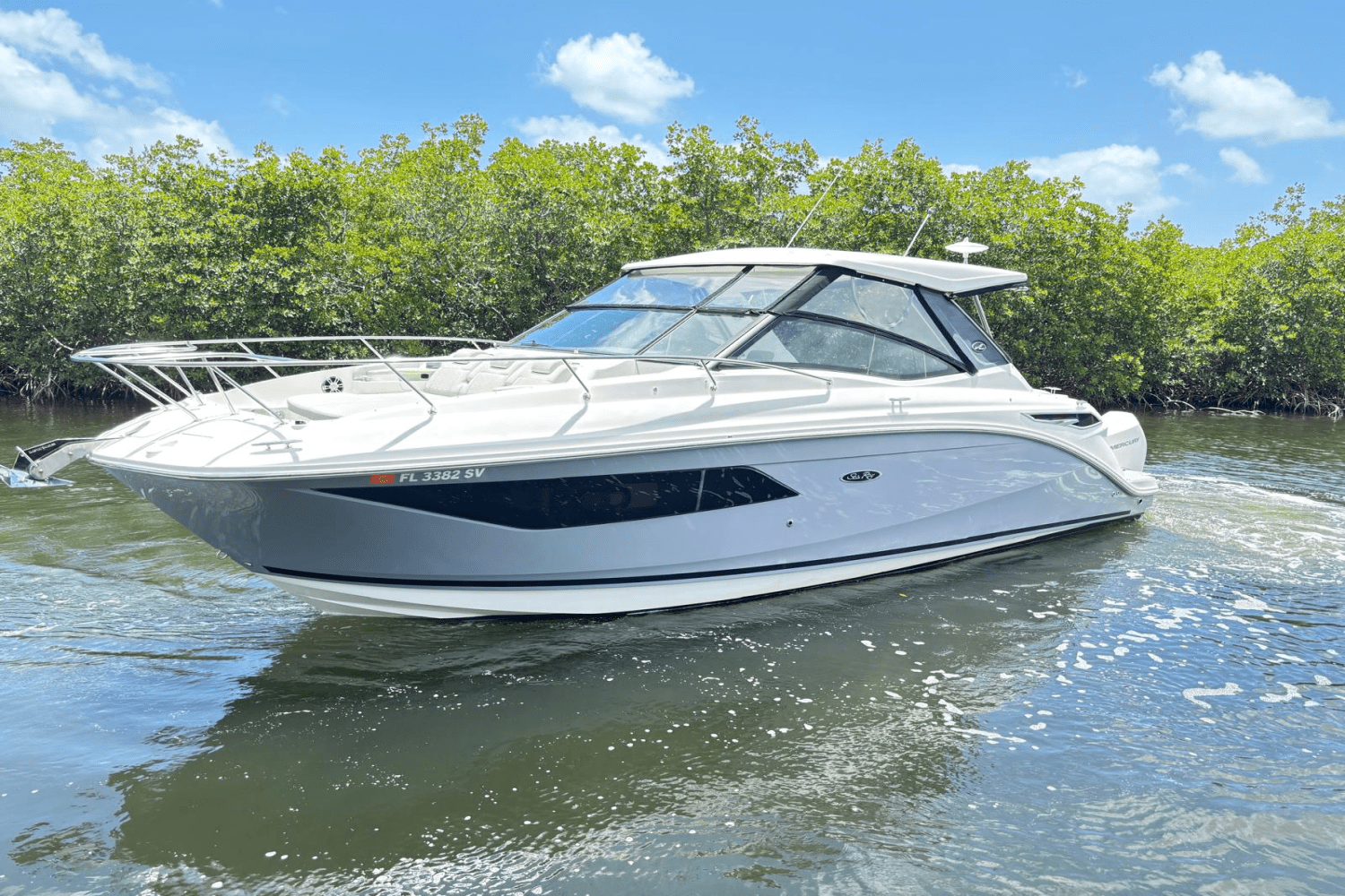 Slide: The Image of Sea Ray 320 SUNDANCER OB 2021 - 0