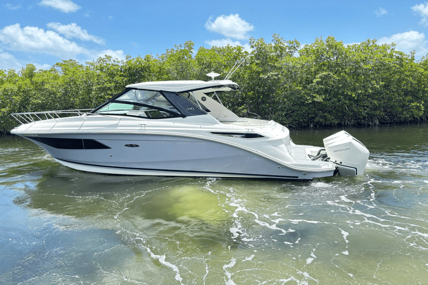 Slide: The Image of Sea Ray 320 SUNDANCER OB 2021 - 1