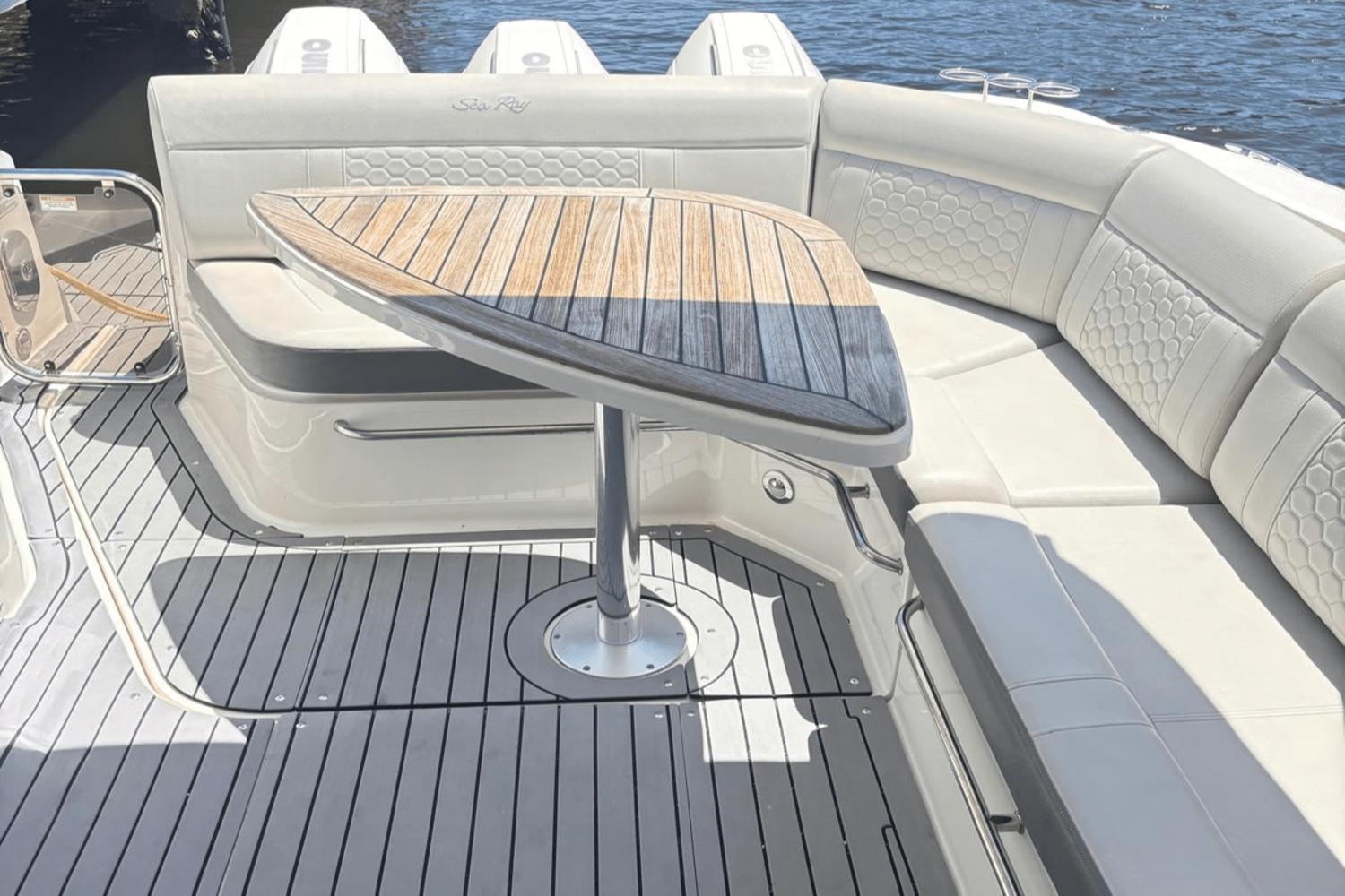 Slide: The Image of Sea Ray 320 SUNDANCER OB 2021 - 10