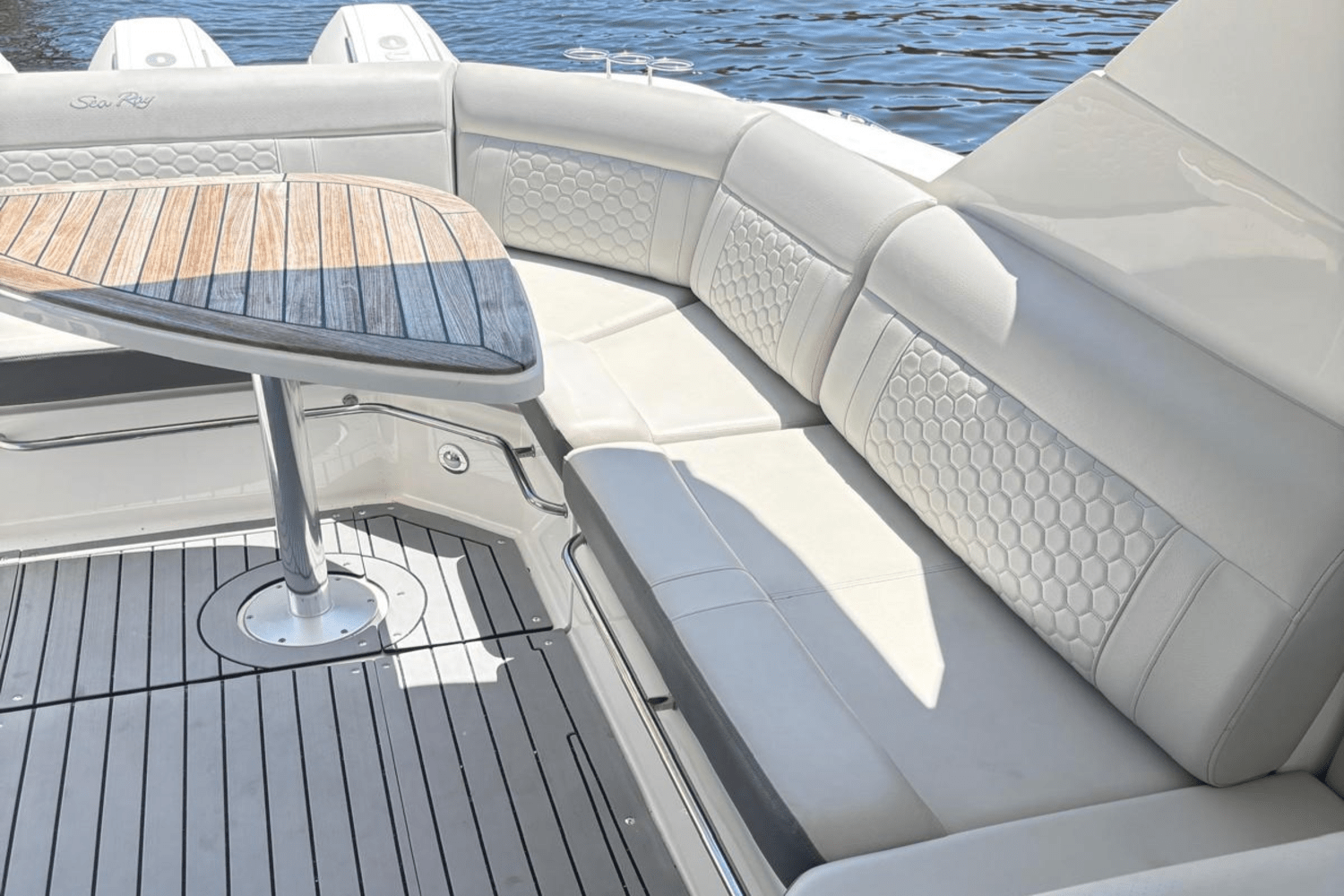 Slide: The Image of Sea Ray 320 SUNDANCER OB 2021 - 11