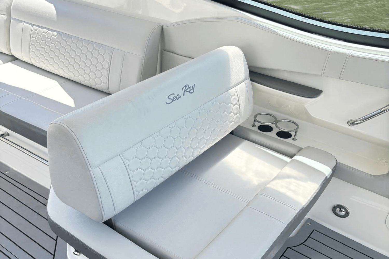 Slide: The Image of Sea Ray 320 SUNDANCER OB 2021 - 12