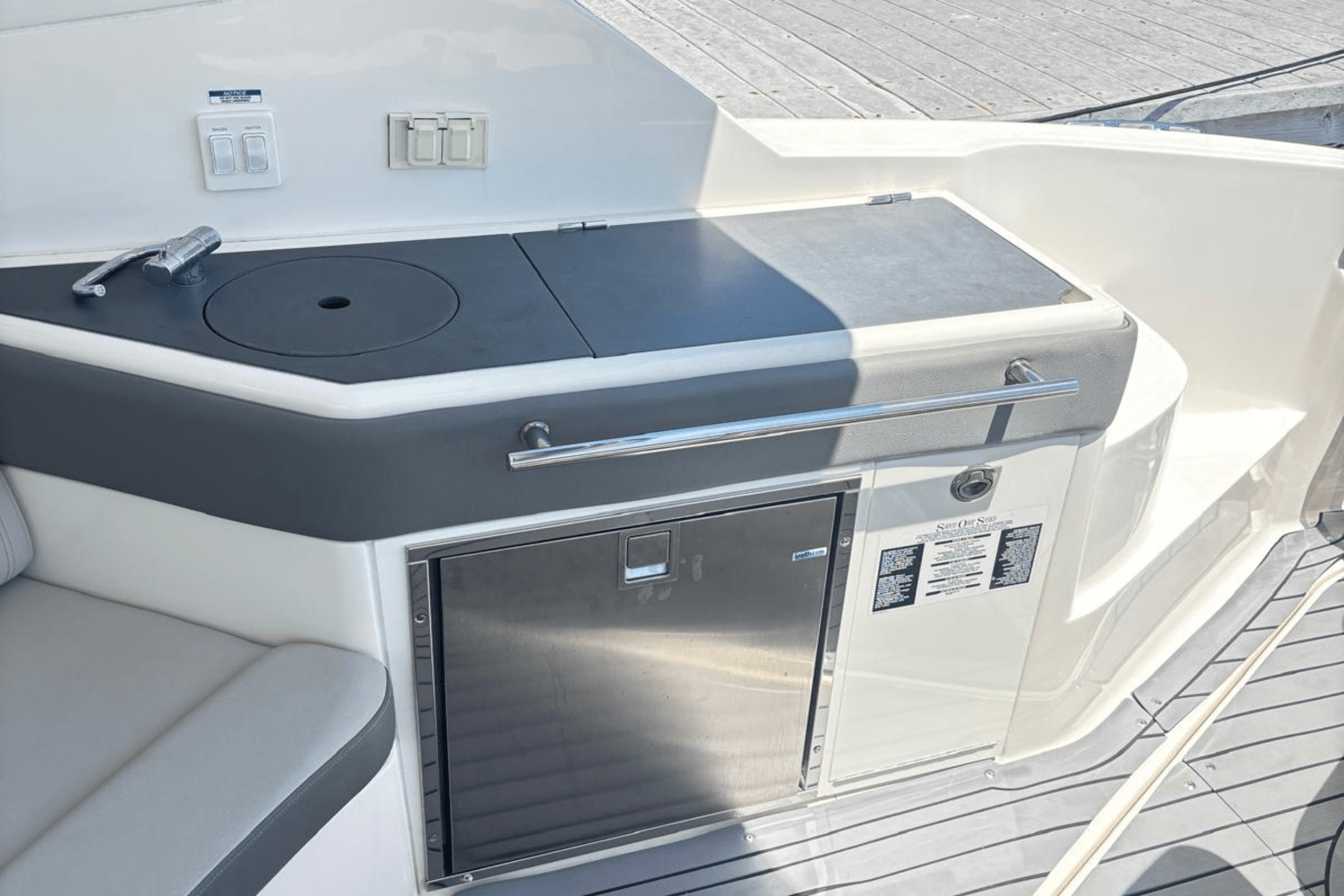 Slide: The Image of Sea Ray 320 SUNDANCER OB 2021 - 13