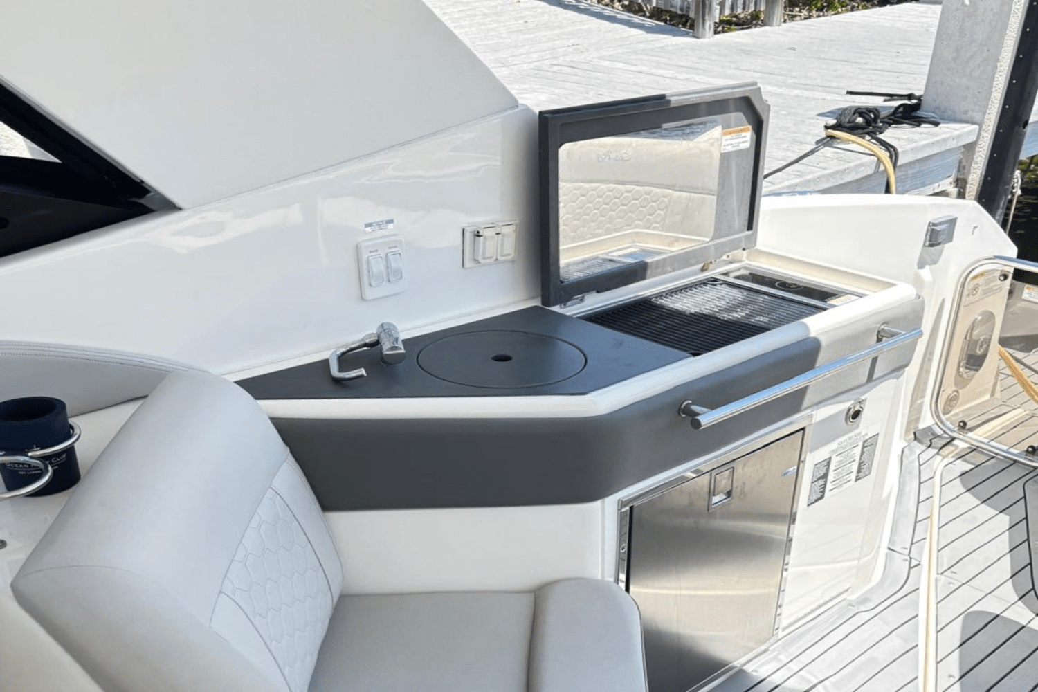 Slide: The Image of Sea Ray 320 SUNDANCER OB 2021 - 14