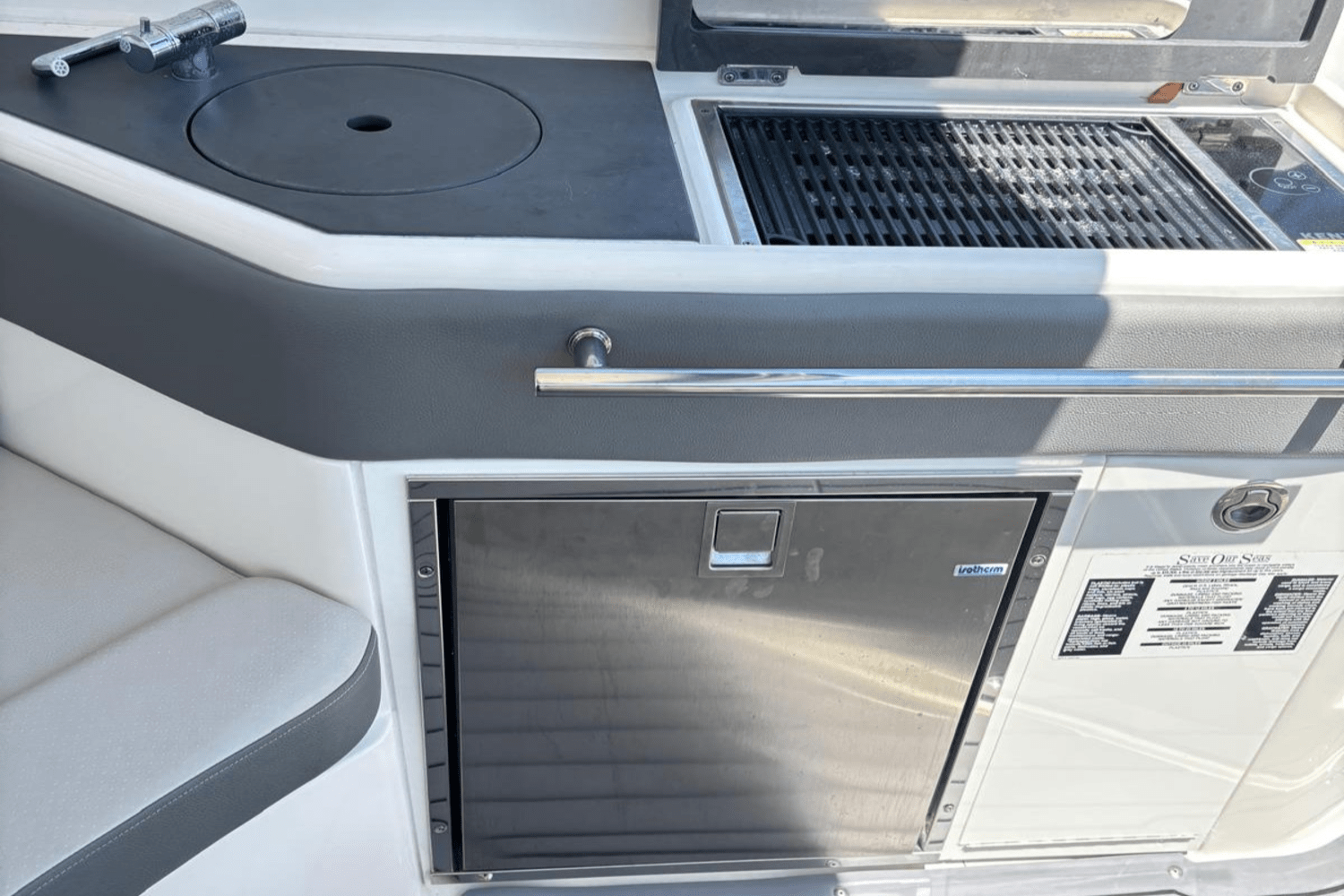 Slide: The Image of Sea Ray 320 SUNDANCER OB 2021 - 15