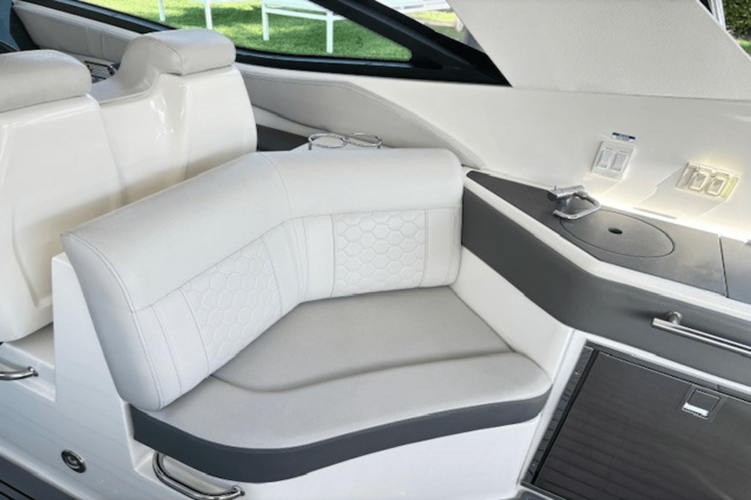 Slide: The Image of Sea Ray 320 SUNDANCER OB 2021 - 16