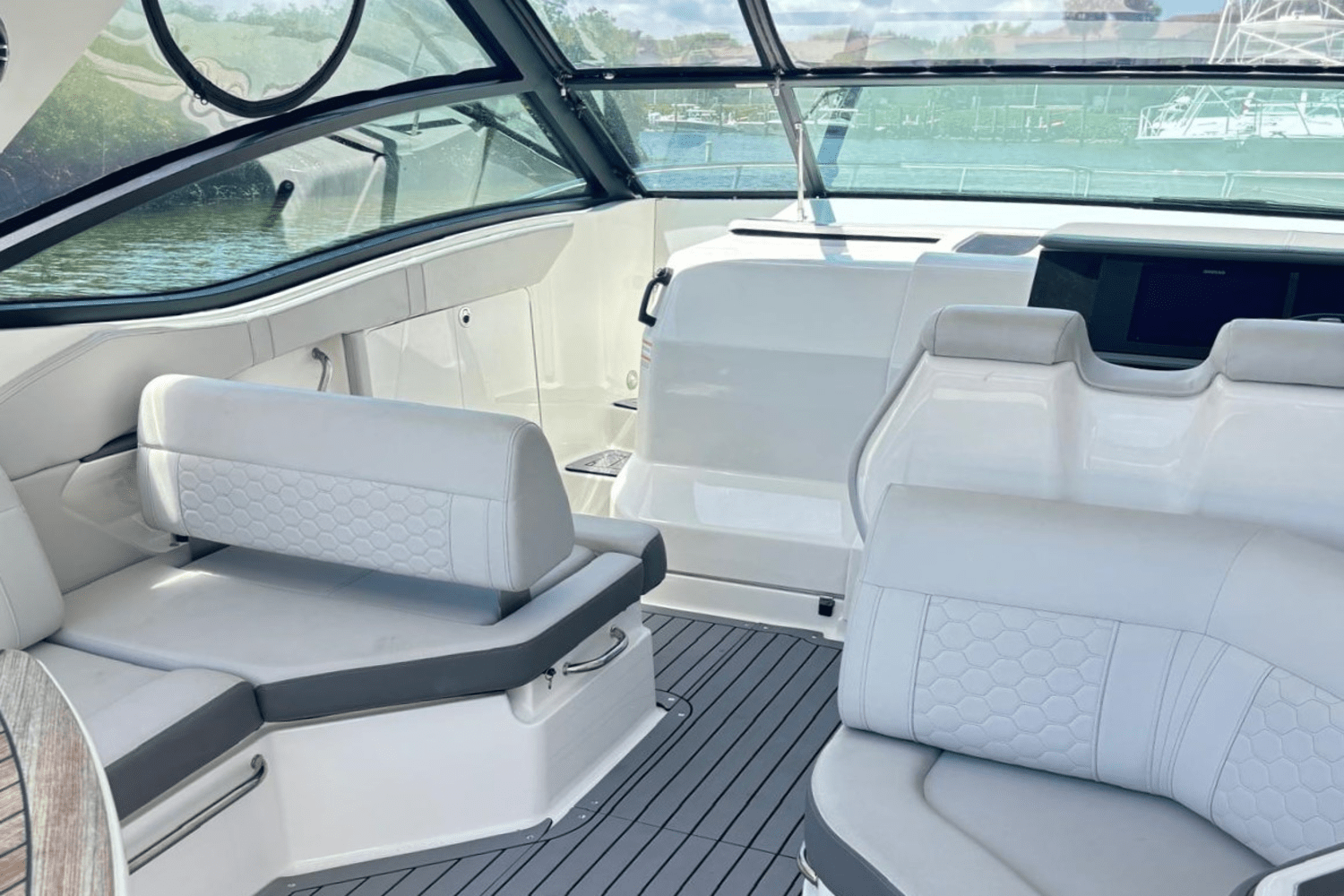 Slide: The Image of Sea Ray 320 SUNDANCER OB 2021 - 17