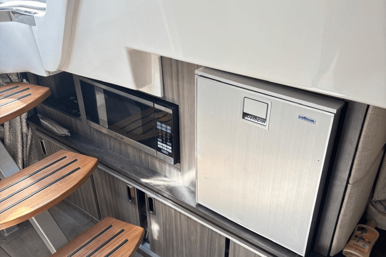 Slide: The Image of Sea Ray 320 SUNDANCER OB 2021 - 18