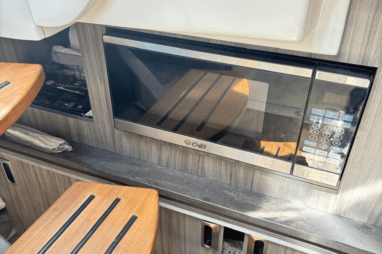 Slide: The Image of Sea Ray 320 SUNDANCER OB 2021 - 19