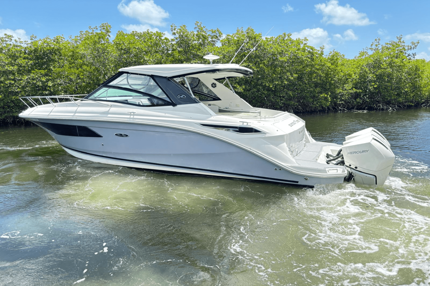 Slide: The Image of Sea Ray 320 SUNDANCER OB 2021 - 2