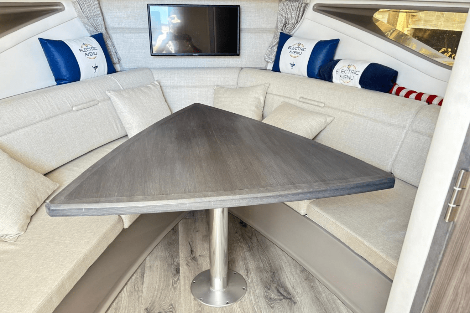 Slide: The Image of Sea Ray 320 SUNDANCER OB 2021 - 21