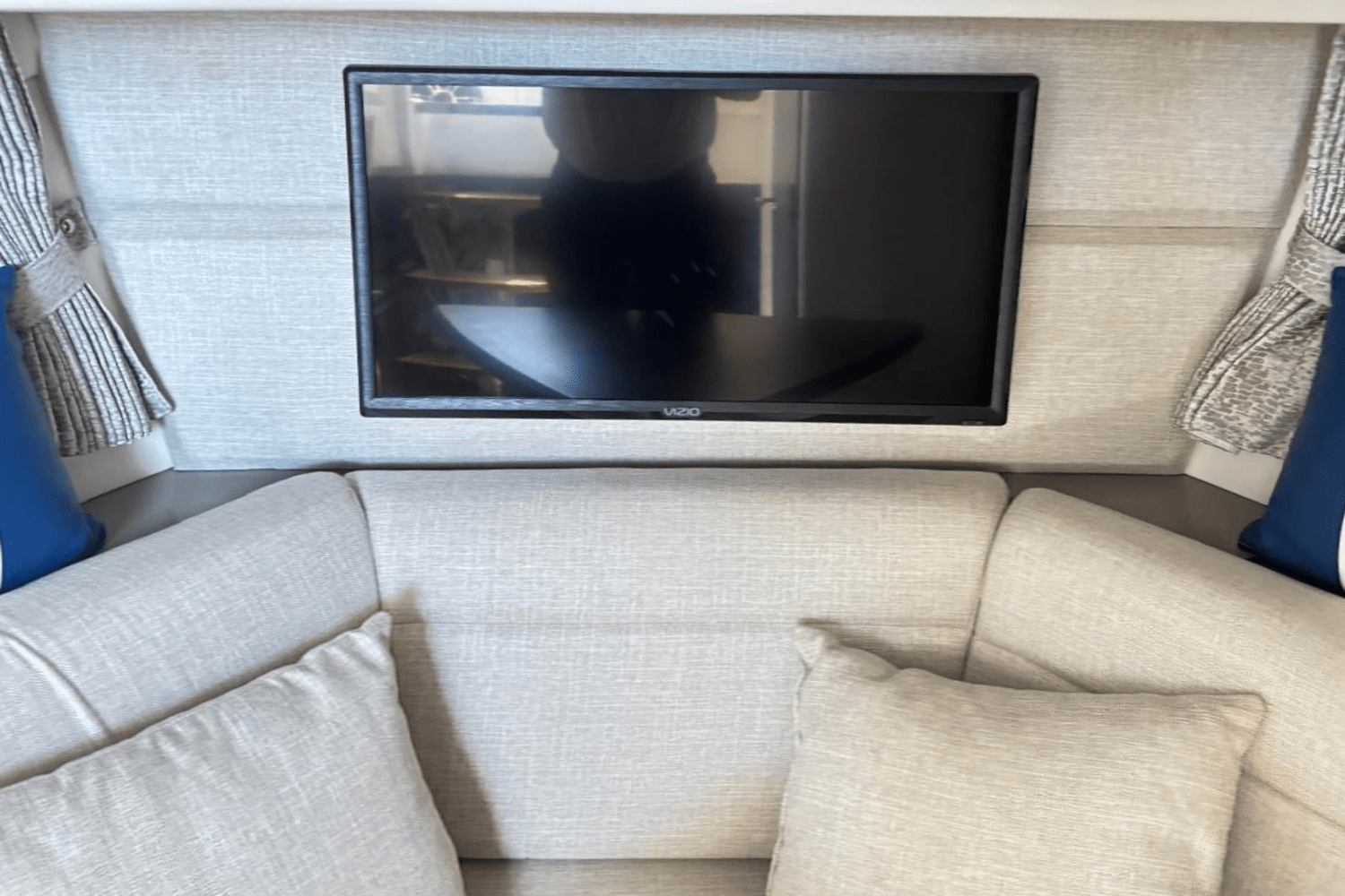 Slide: The Image of Sea Ray 320 SUNDANCER OB 2021 - 22