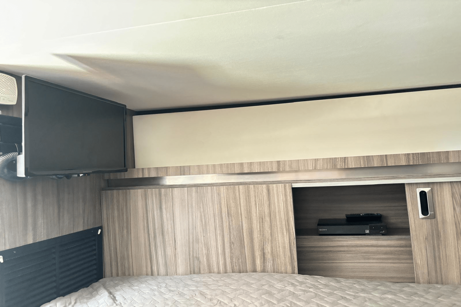 Slide: The Image of Sea Ray 320 SUNDANCER OB 2021 - 23