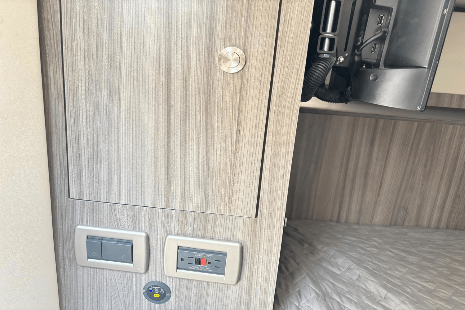 Slide: The Image of Sea Ray 320 SUNDANCER OB 2021 - 24