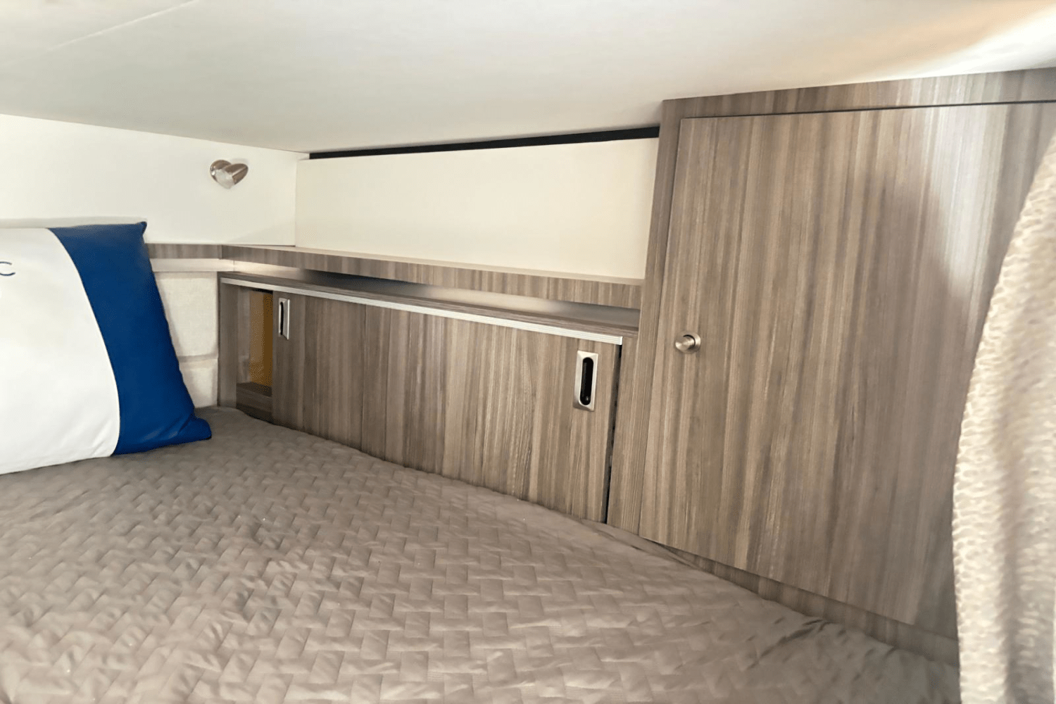 Slide: The Image of Sea Ray 320 SUNDANCER OB 2021 - 25