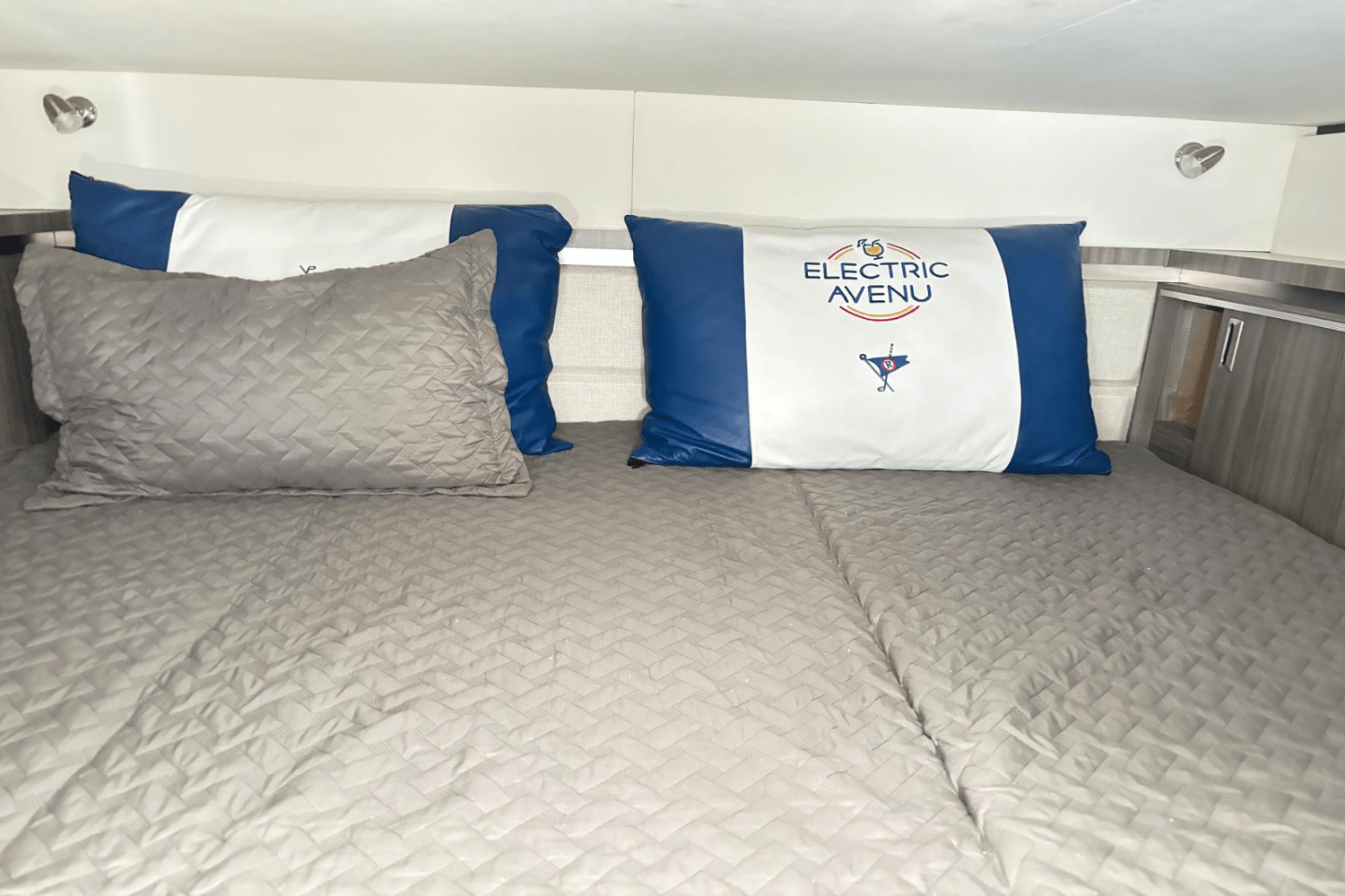 Slide: The Image of Sea Ray 320 SUNDANCER OB 2021 - 26