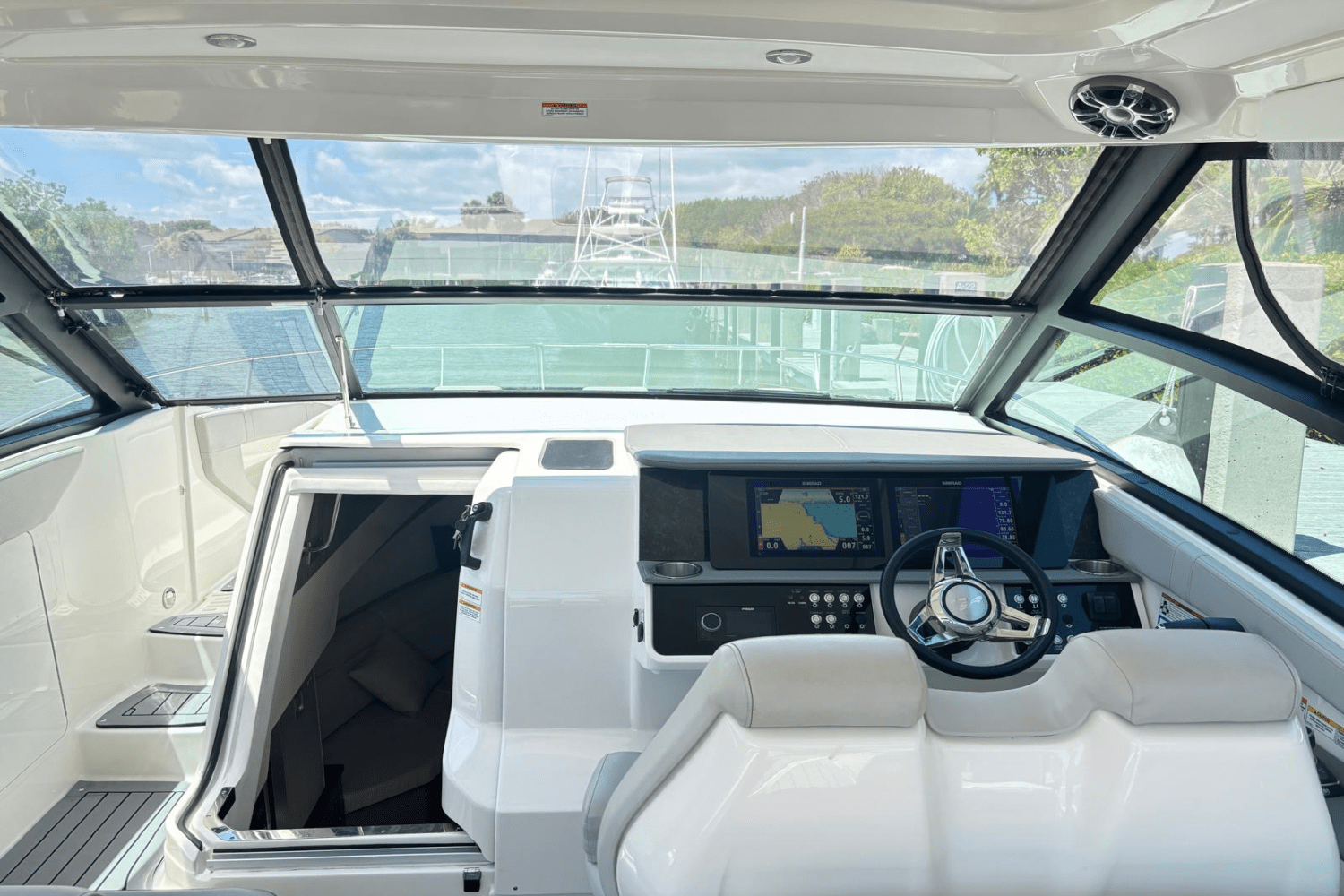 Slide: The Image of Sea Ray 320 SUNDANCER OB 2021 - 27