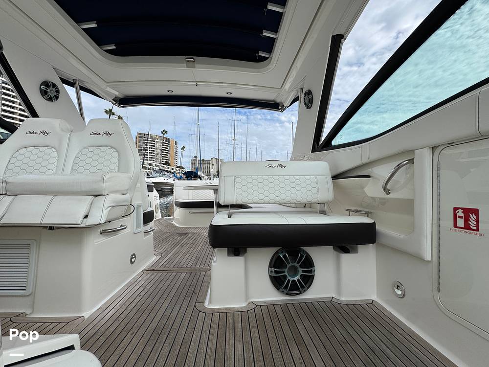 Slide: The Image of Sea Ray 320 SUNDANCER OB 2021 - 14961582