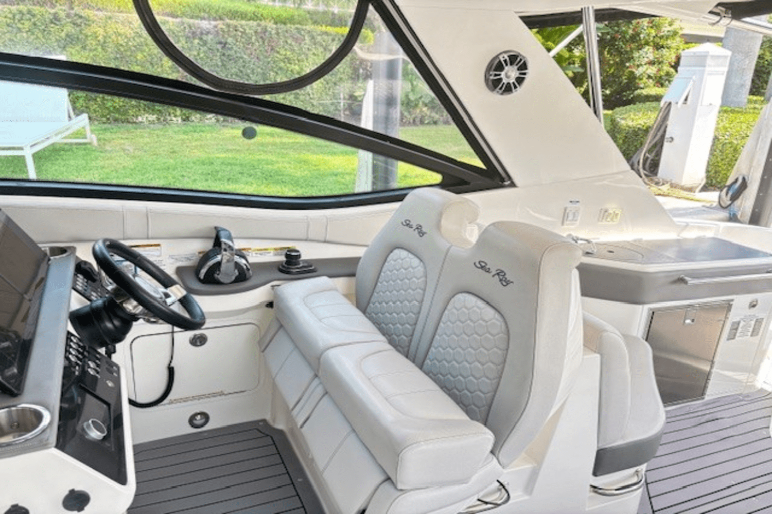 Slide: The Image of Sea Ray 320 SUNDANCER OB 2021 - 28