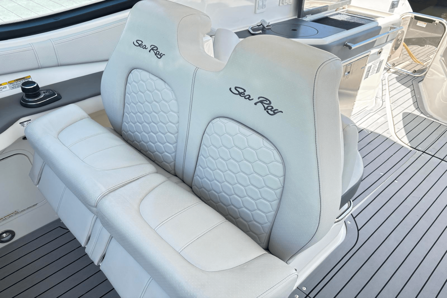 Slide: The Image of Sea Ray 320 SUNDANCER OB 2021 - 29