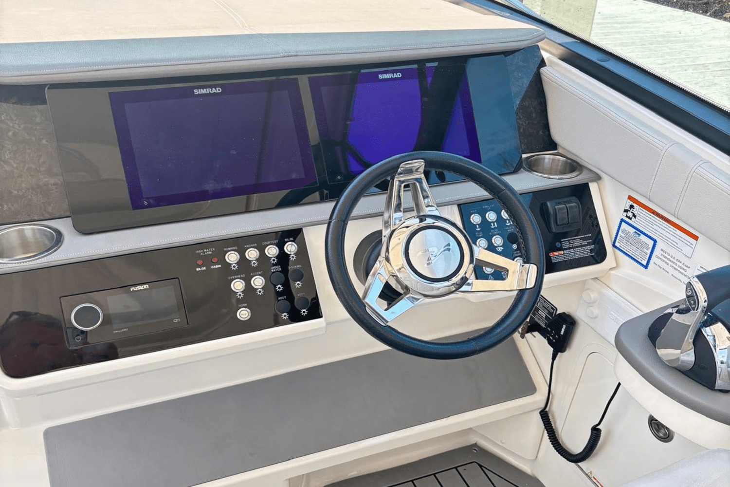 Slide: The Image of Sea Ray 320 SUNDANCER OB 2021 - 30