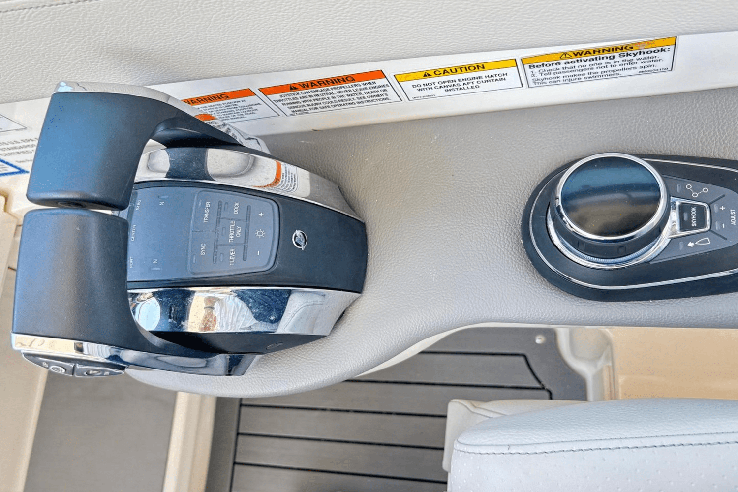 Slide: The Image of Sea Ray 320 SUNDANCER OB 2021 - 36