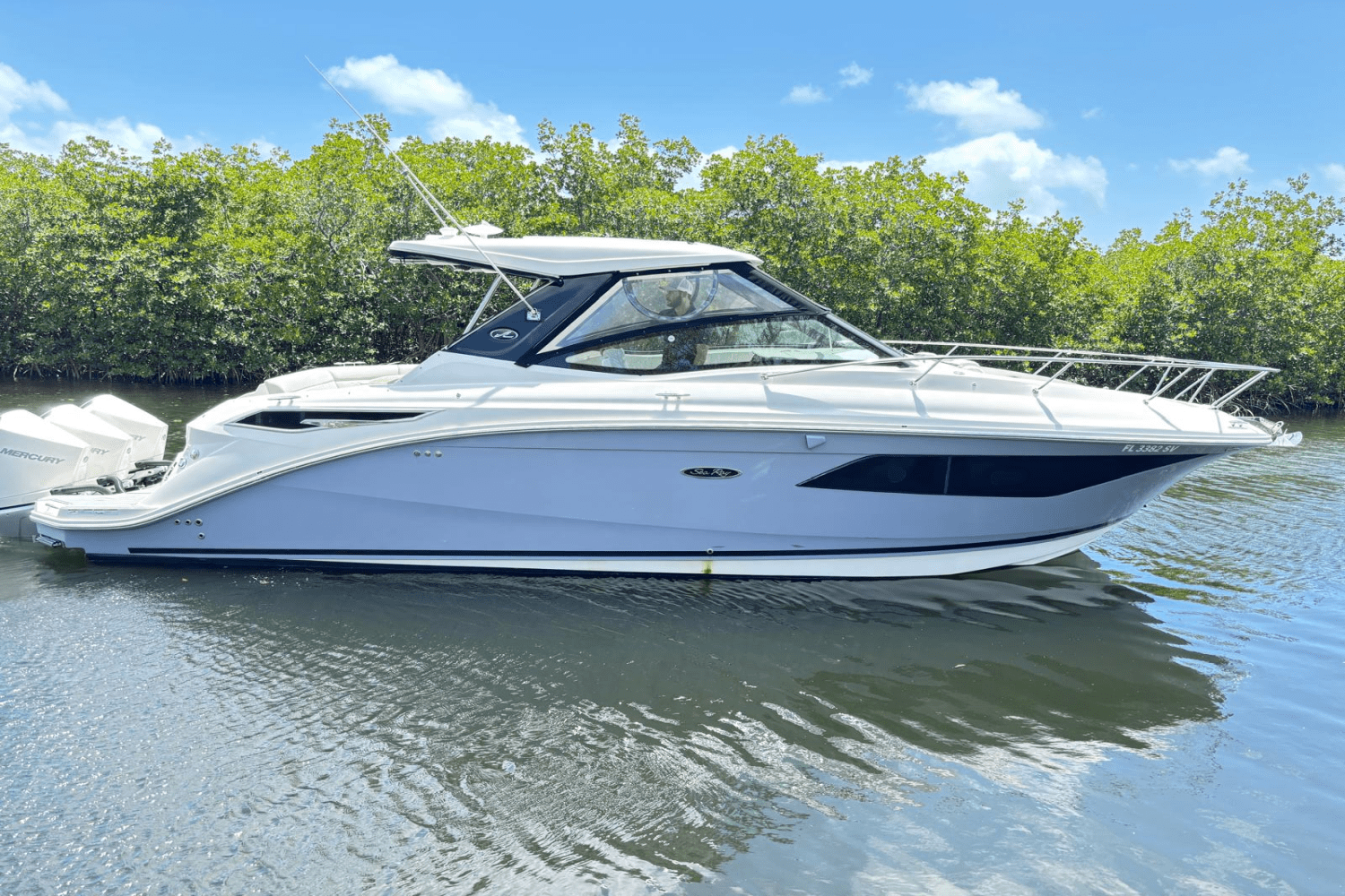 Slide: The Image of Sea Ray 320 SUNDANCER OB 2021 - 4