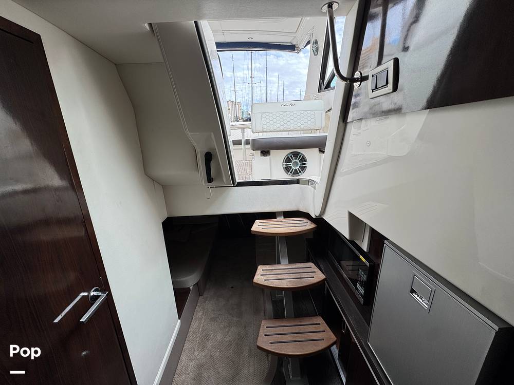 Slide: The Image of Sea Ray 320 SUNDANCER OB 2021 - 14961583