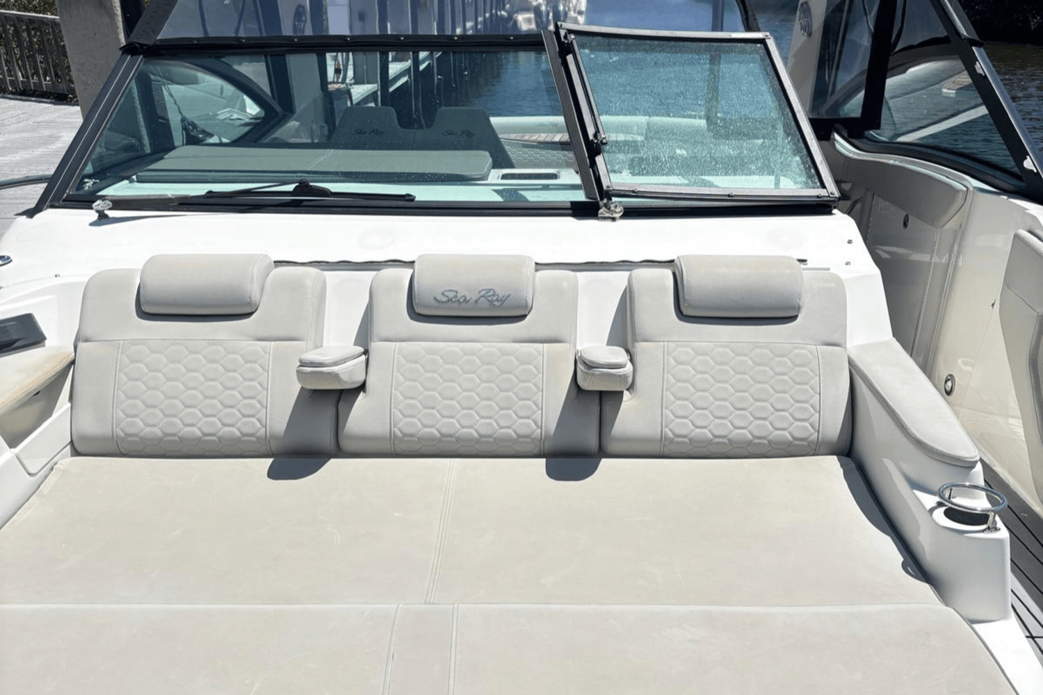 Slide: The Image of Sea Ray 320 SUNDANCER OB 2021 - 41