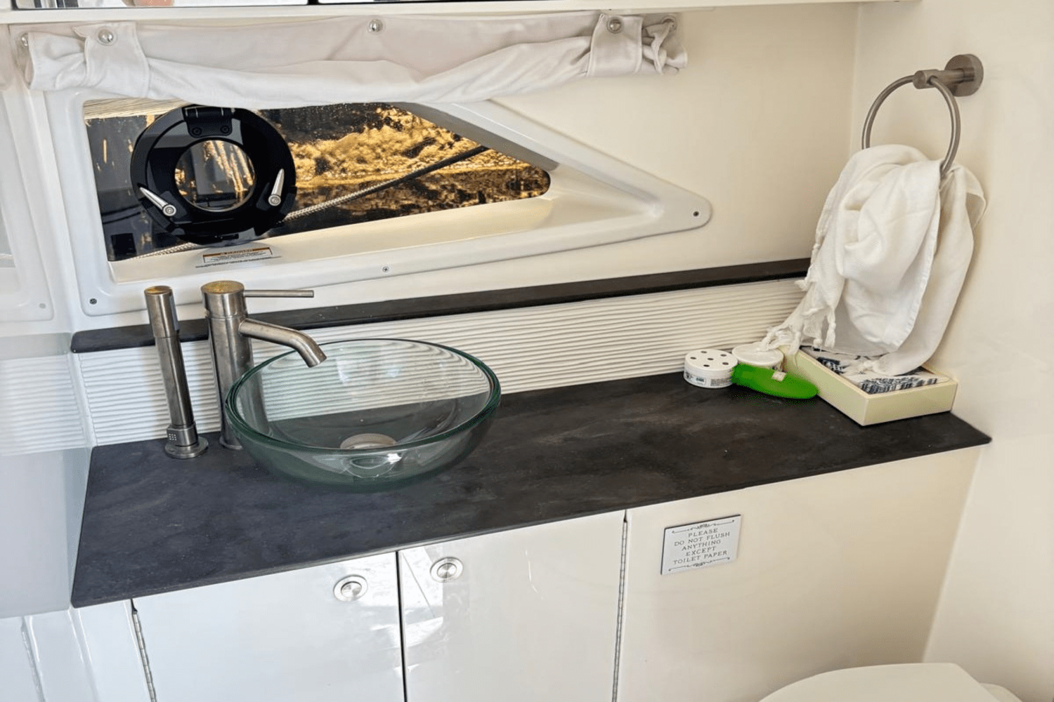 Slide: The Image of Sea Ray 320 SUNDANCER OB 2021 - 42