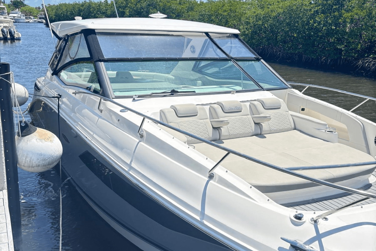 Slide: The Image of Sea Ray 320 SUNDANCER OB 2021 - 45