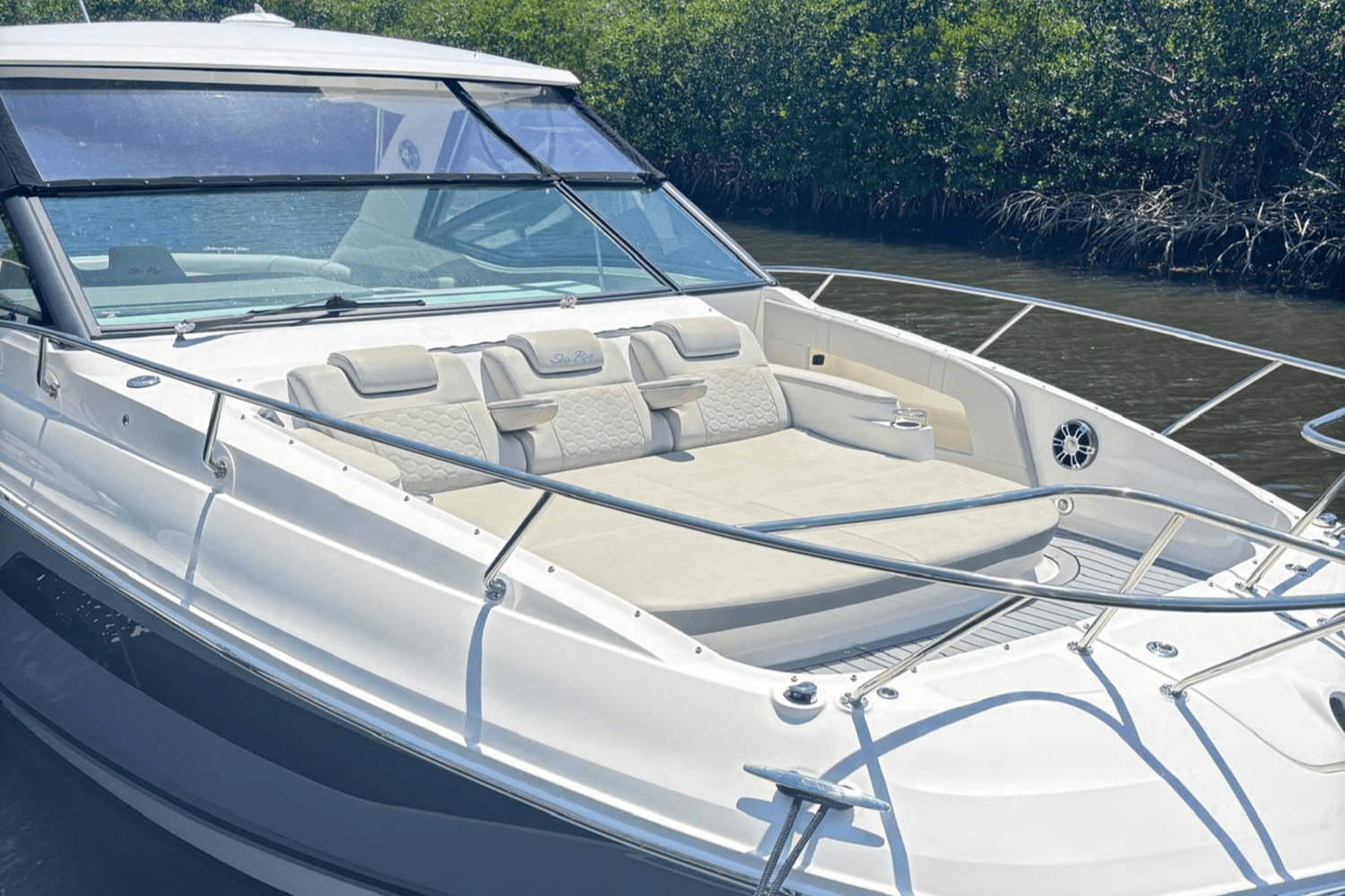 Slide: The Image of Sea Ray 320 SUNDANCER OB 2021 - 7
