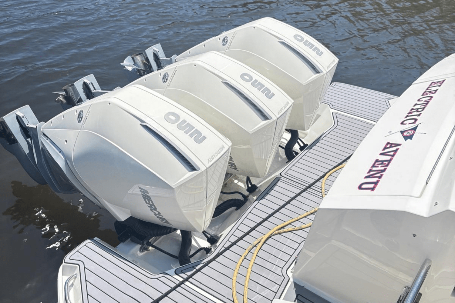 Slide: The Image of Sea Ray 320 SUNDANCER OB 2021 - 9