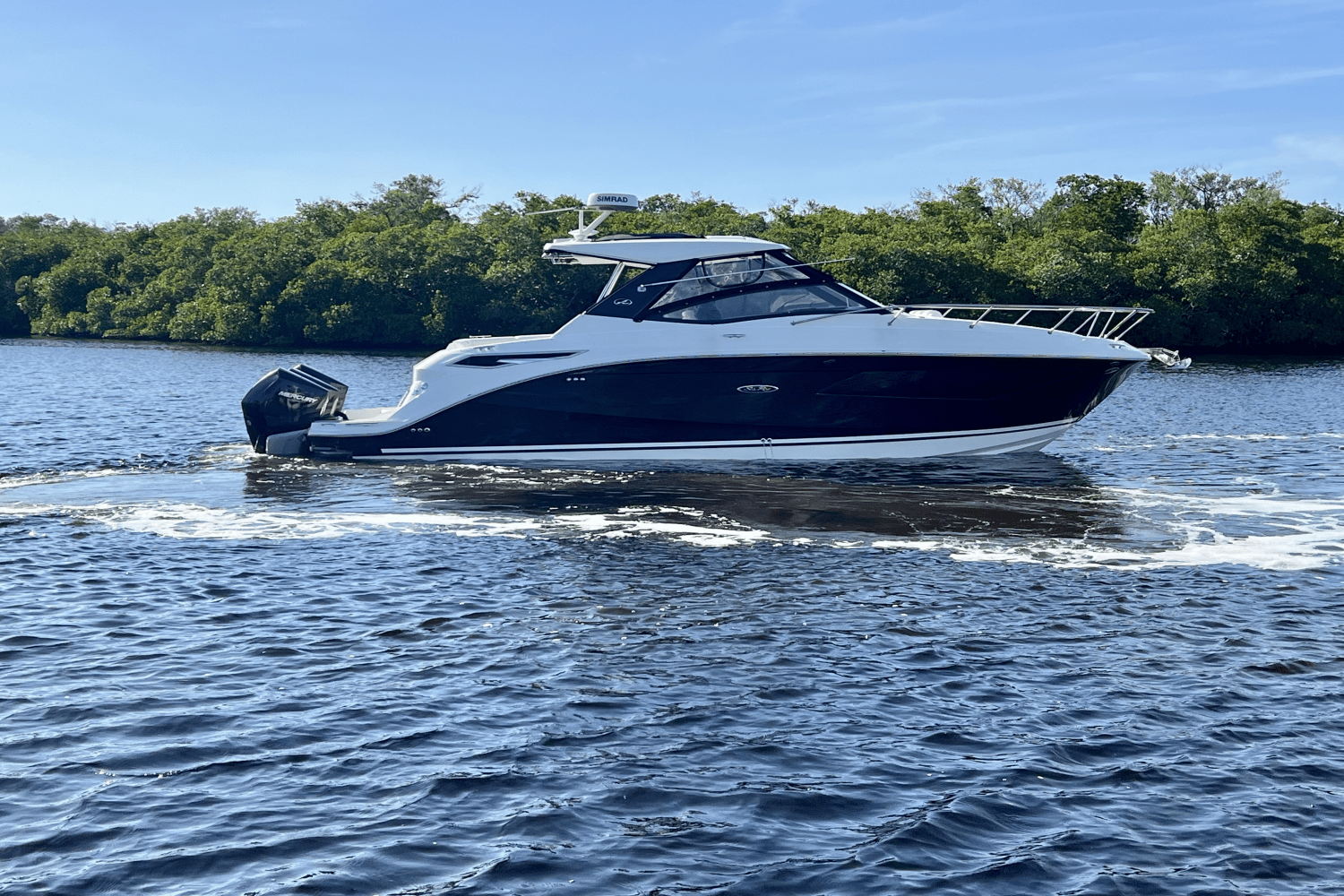 Slide: The Image of Sea Ray 320 SUNDANCER OB 2022 - 0