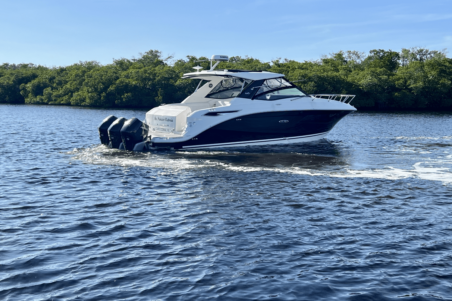 Slide: The Image of Sea Ray 320 SUNDANCER OB 2022 - 1