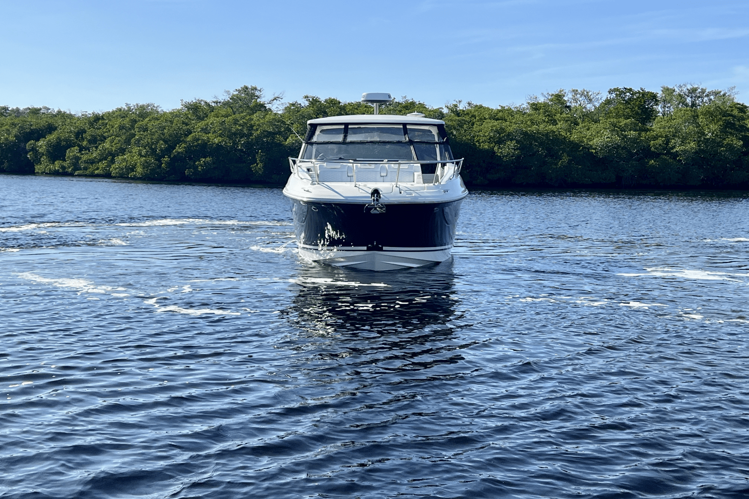 Slide: The Image of Sea Ray 320 SUNDANCER OB 2022 - 10